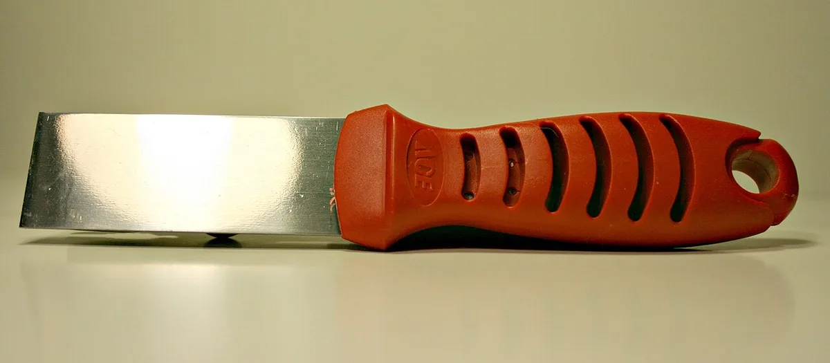 Espátula para soltar a peça da mesa