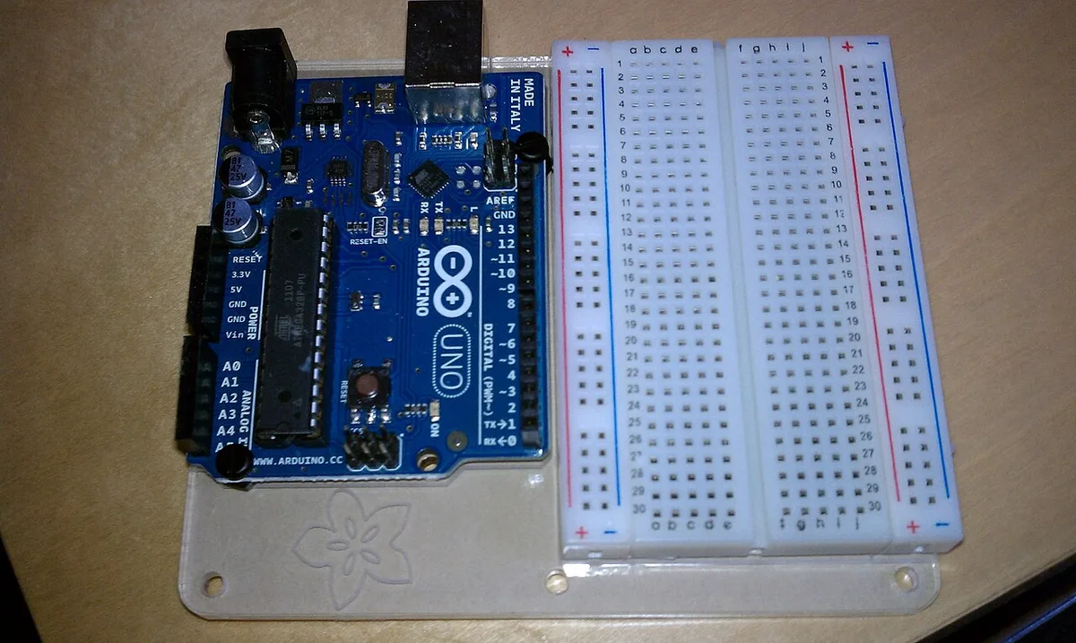 Arduino montado ao lado da protoboard